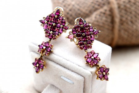 Brincos em ouro com (16) diamantes em talhe brilhante