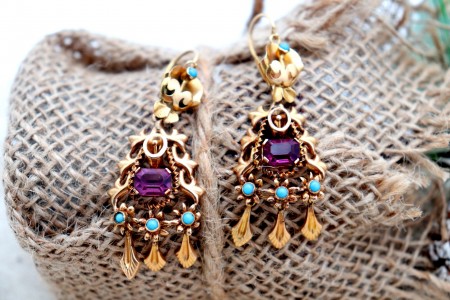 Brincos em ouro com relevos e recortes