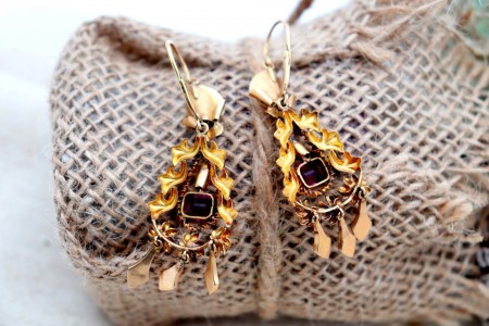 Brincos em ouro com relevos e recortes