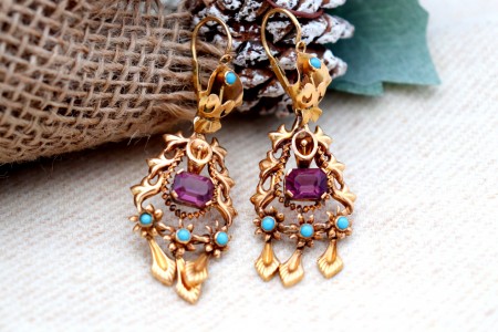 Brincos em ouro com relevos e recortes