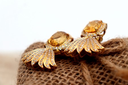 Brincos em ouro com (110) diamantes em talhe brilhante