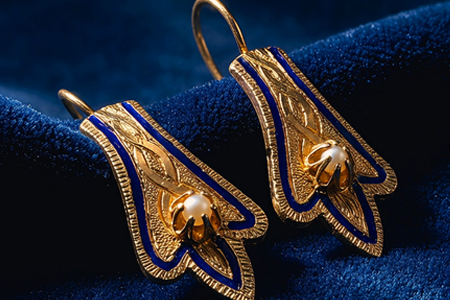 Brincos em ouro com relevos em forma de folha de oliveira