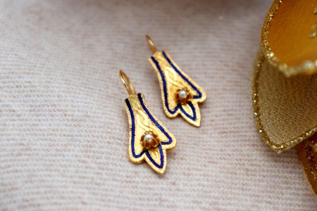 Brincos em ouro com relevos em forma de folha de oliveira