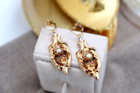 Brincos em ouro em forma de folha de oliveira