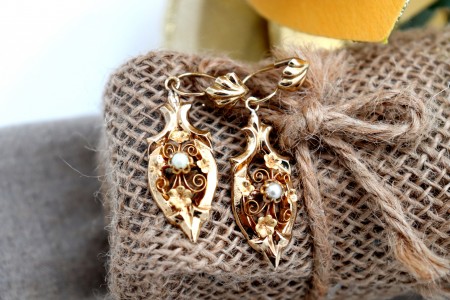 Brincos em ouro em forma de folha de oliveira