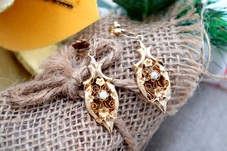 Brincos em ouro em forma de folha de oliveira