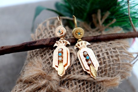 Brincos em ouro com relevos e pérolas de cultura