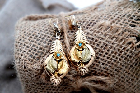 Brincos em ouro com aplicações e relevos