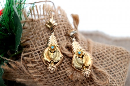 Brincos em ouro com aplicações e relevos