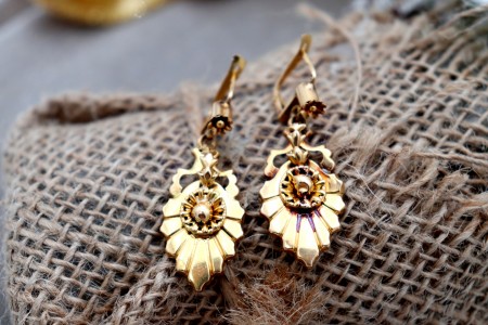  Brincos em ouro com relevos em formato de folha