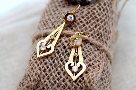 Brincos em ouro com recortes e pedras sintéticas
