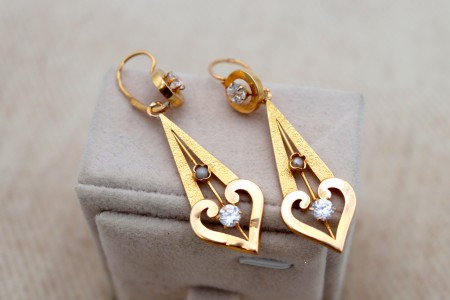 Brincos em ouro com recortes e pedras sintéticas