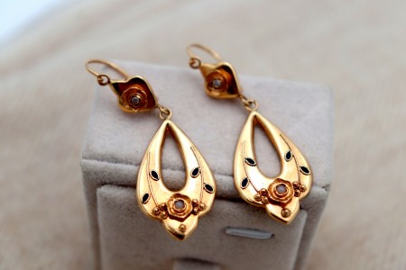 Brincos em ouro com relevos micro pérolas