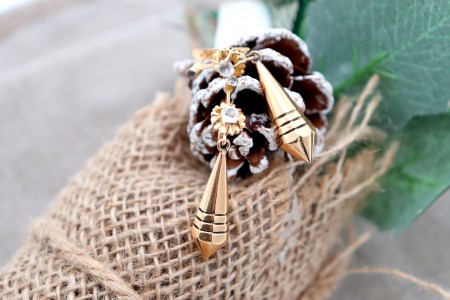 Brincos em ouro em formato pião com relevos