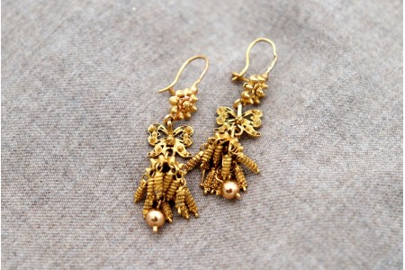  Brincos em ouro com relevos pingentes