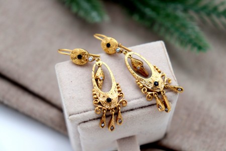 Brincos em ouro com relevos