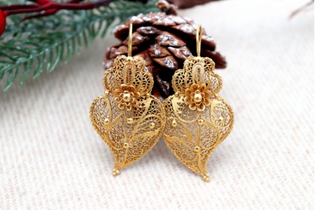 Brincos em ouro filigrana em forma de corações e aplicação de rosinhas.