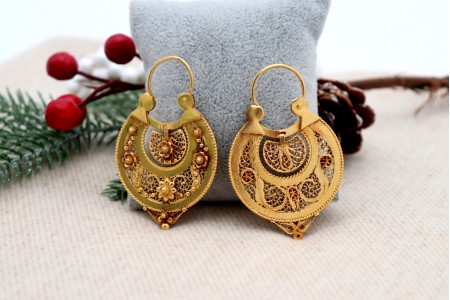  Brincos em ouro com filigrana, bambolina articulada ao estilo arrecadas.