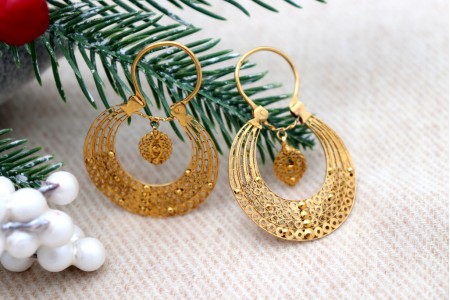  Brincos em ouro com filigrana, bambolina articulada ao estilo arrecadas.