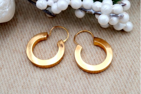 Brincos - argolas em ouro lisos ao estilo arrecadas.