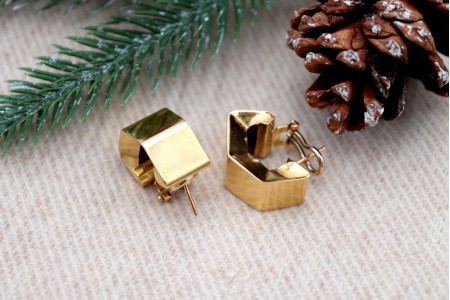 Brincos - argolas em ouro lisos com fases quadradas e fecho omega.