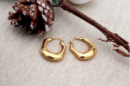 Brincos em ouro lisos em forma de argolas.