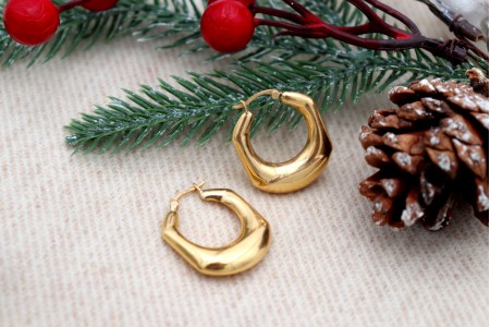 Brincos em ouro lisos em forma de argolas.