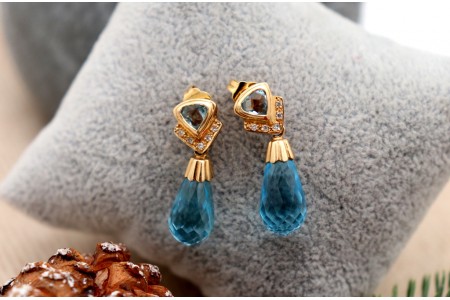 Brincos em ouro com diamantes (14) em talhe brilhante 8/8 e pingentes de topázios azuis