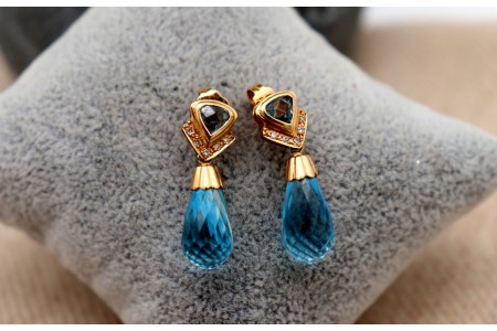 Brincos em ouro com diamantes (14) em talhe brilhante 8/8 e pingentes de topázios azuis.