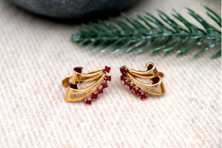 Brincos em ouro com recortes e seis (12) rubis sintéticos calibrados.