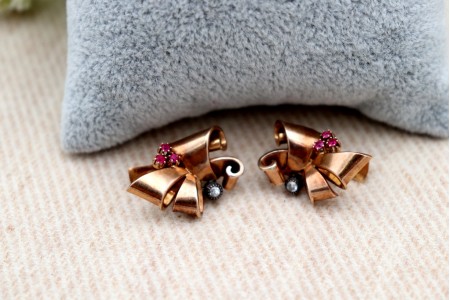 Brincos em ouro em forma de laços com pedras brancas e (6) rubis sintéticos 