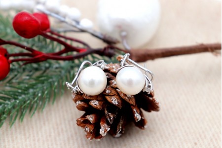 Brincos em ouro com  diamantes (2) em talhe brilhante, pérola de cultura 