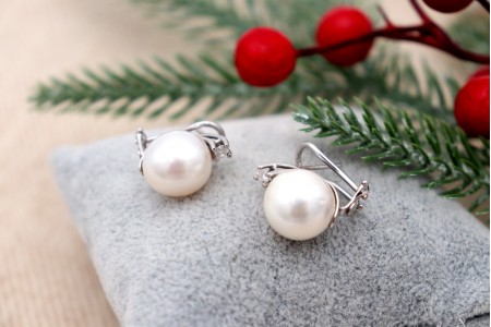 Brincos em ouro com  diamantes (2) em talhe brilhante, pérola de cultura e fechos omega.