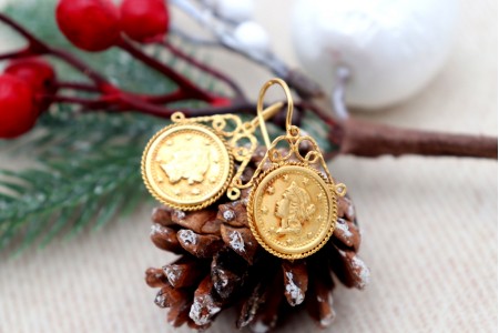  Brincos em ouro com ornatos e imitação de moedas no centro.