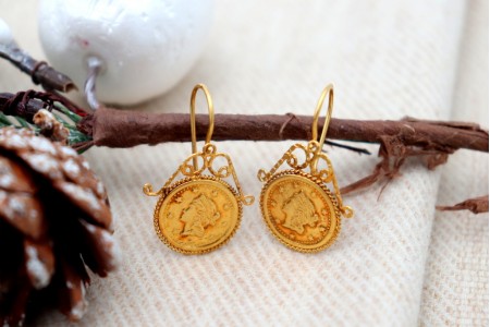  Brincos em ouro com ornatos e imitação de moedas no centro.