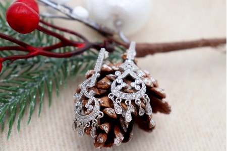 Brincos em ouro branco com zircónias lapidadas em talhe brilhante e pingentes articulados.