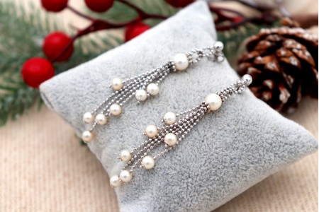 Brincos em ouro perlado com pingentes e pérolas de cultura.