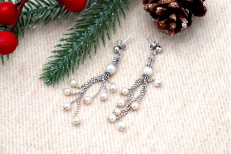 Brincos em ouro perlado com pingentes e pérolas de cultura.