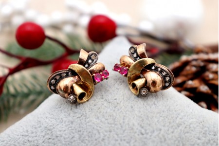 Brincos em ouro com lascas de diamantes embutidas em segmento de prata 