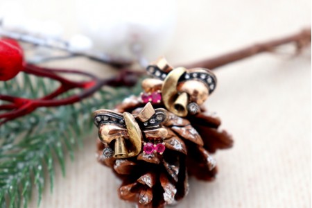 Brincos em ouro com lascas de diamantes embutidas em segmento de prata e aplicações com quatro (4) rubis sintéticos calibrados.