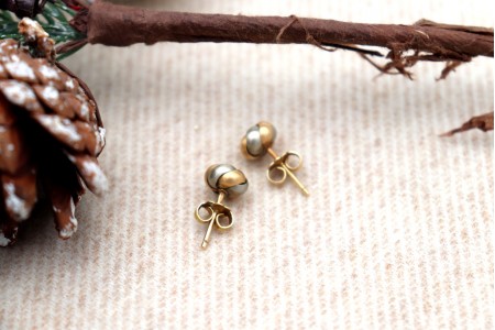 Brincos em ouro bicolor em forma de flor