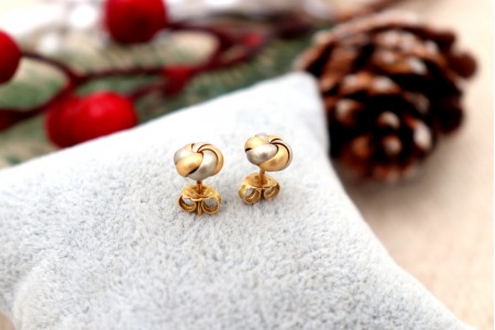 Brincos em ouro bicolor em forma de flor