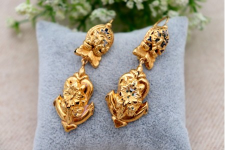  Brincos em ouro articulados com relevos e recortes. 
