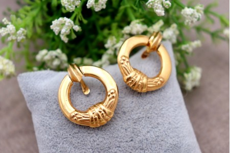  Brincos em forma de argolas em ouro circulares com relevos.