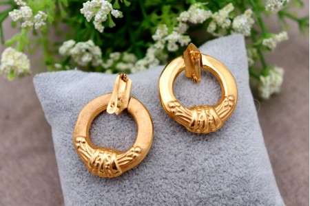  Brincos em forma de argolas em ouro circulares com relevos.