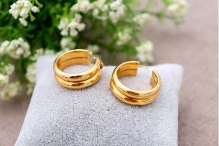  Brincos em ouro lisos em forma de argolas com duplo aro.