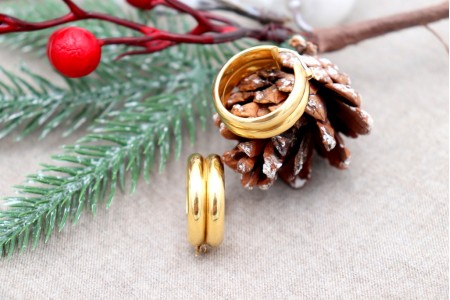  Brincos em ouro lisos em forma de argolas com duplo aro.