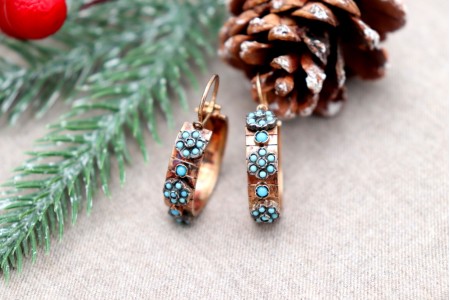 Brincos em ouro lisos com aplicações de turquesas em forma de flores.