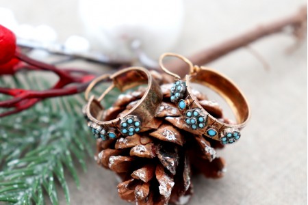 Brincos em ouro lisos com aplicações de turquesas em forma de flores.