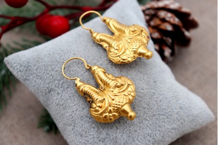 Brincos em ouro tipo arrecadas com relevos